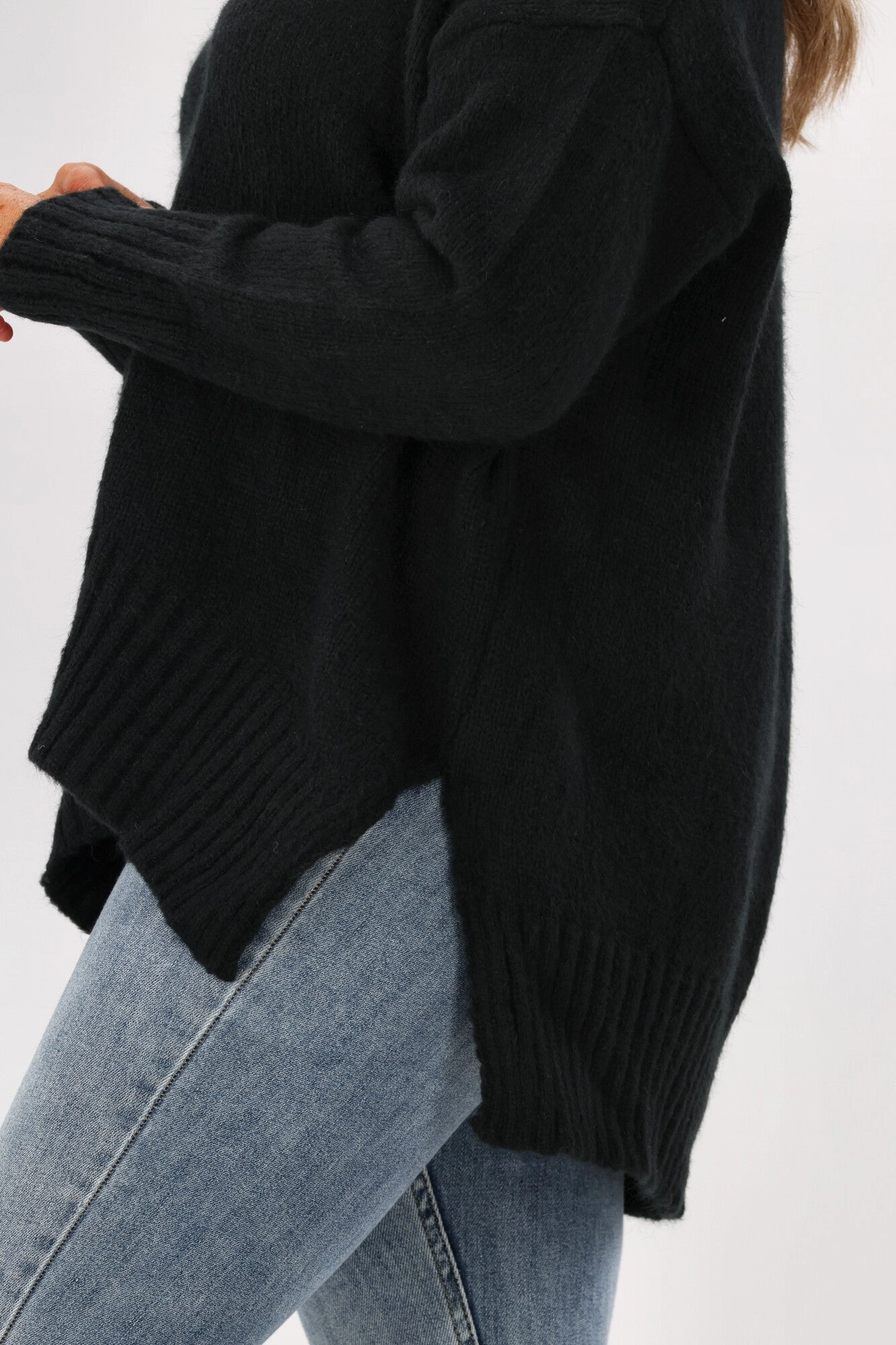 New U Collection Camila V Neck Knit Black