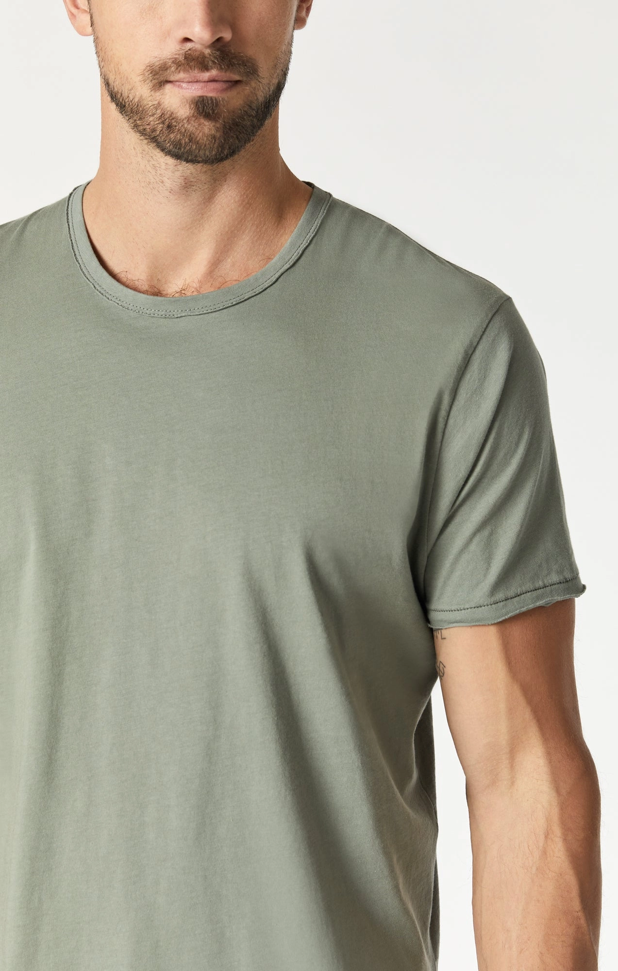 RAW EDGE NECK T-SHIRT IN AGAVE GREEN