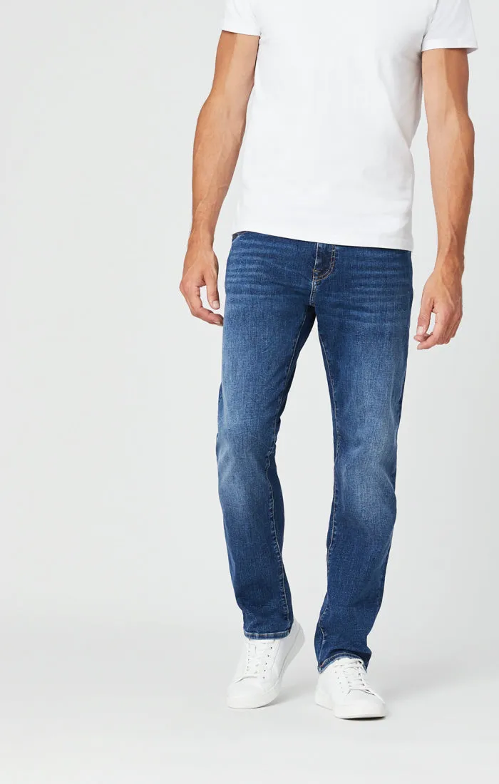 ZACH STRAIGHT LEG JEANS IN MID BLUE ORGANIC MOVE