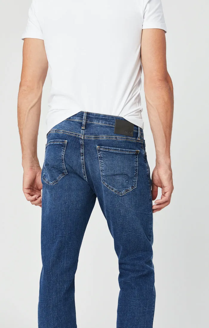ZACH STRAIGHT LEG JEANS IN MID BLUE ORGANIC MOVE