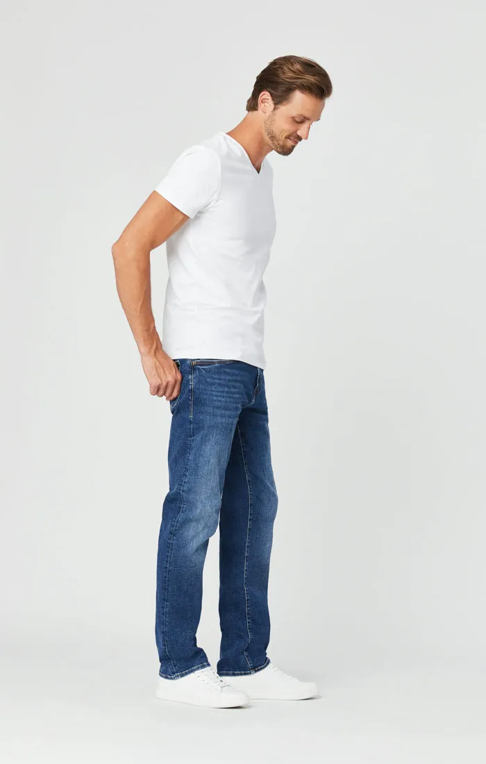 ZACH STRAIGHT LEG JEANS IN MID BLUE ORGANIC MOVE