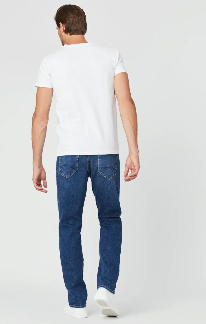 ZACH STRAIGHT LEG JEANS IN MID BLUE ORGANIC MOVE